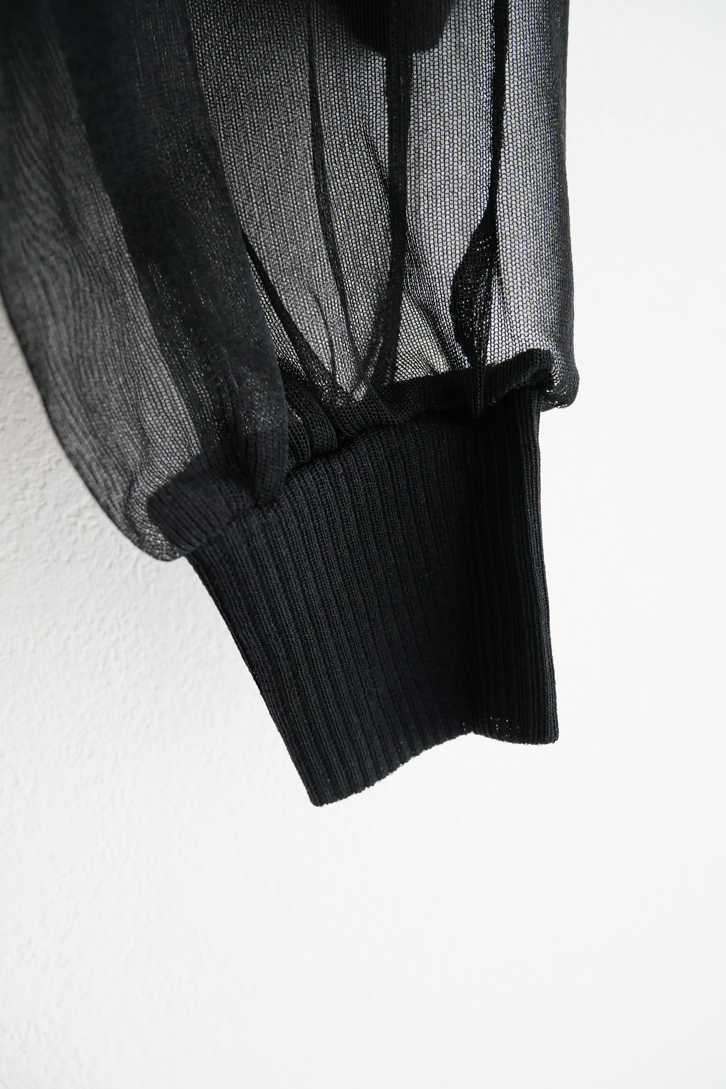 【restocked】sheer knit transform tee (black)