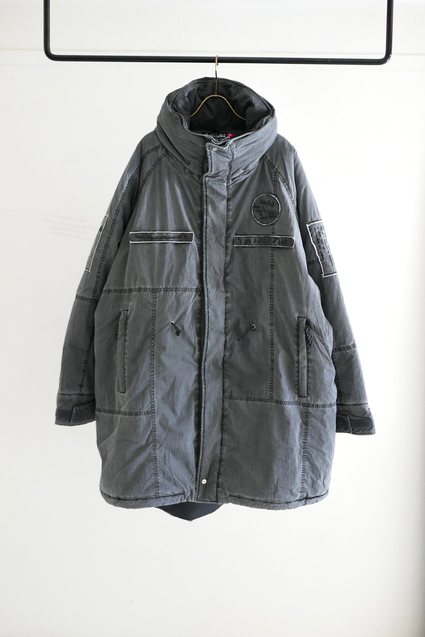 【10/17 12:00- ON SALE】INNAT x WILD THINGS / PADDED TACTICAL FIELD COAT (BLACK)