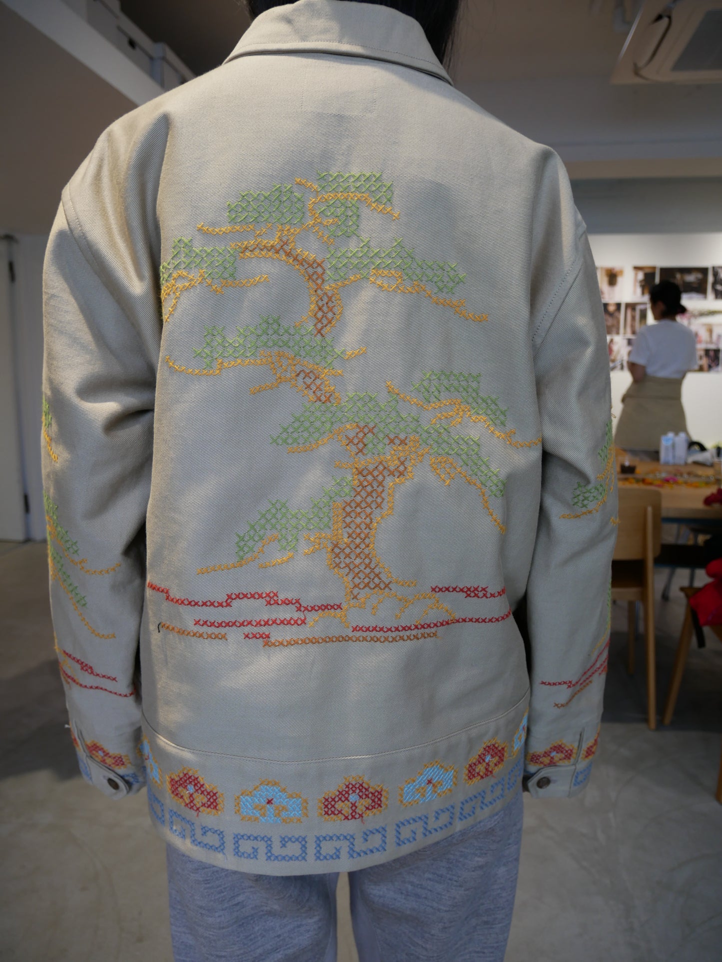 pine tree embroidery jacket (black/beige)