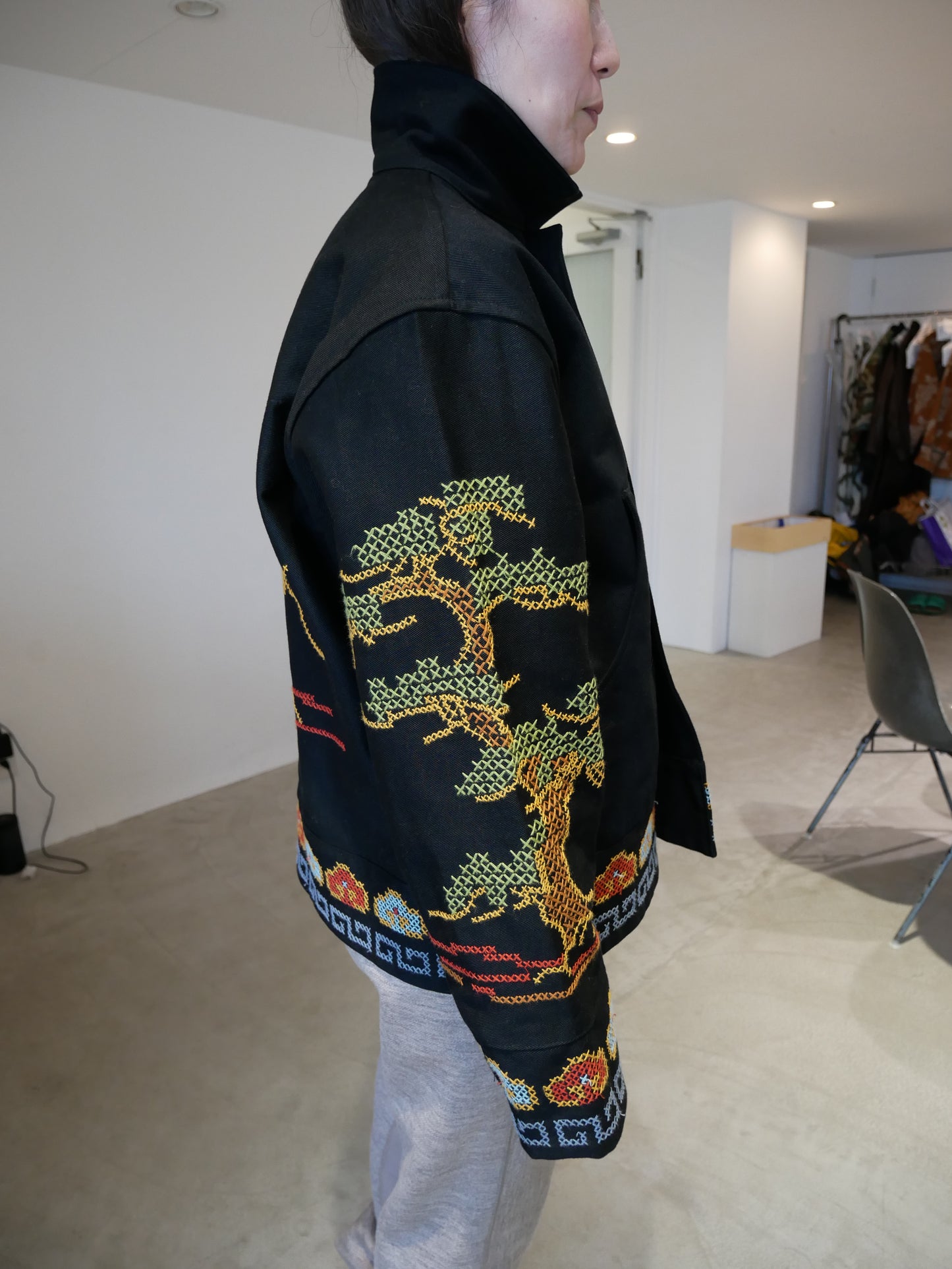 pine tree embroidery jacket (black/beige)