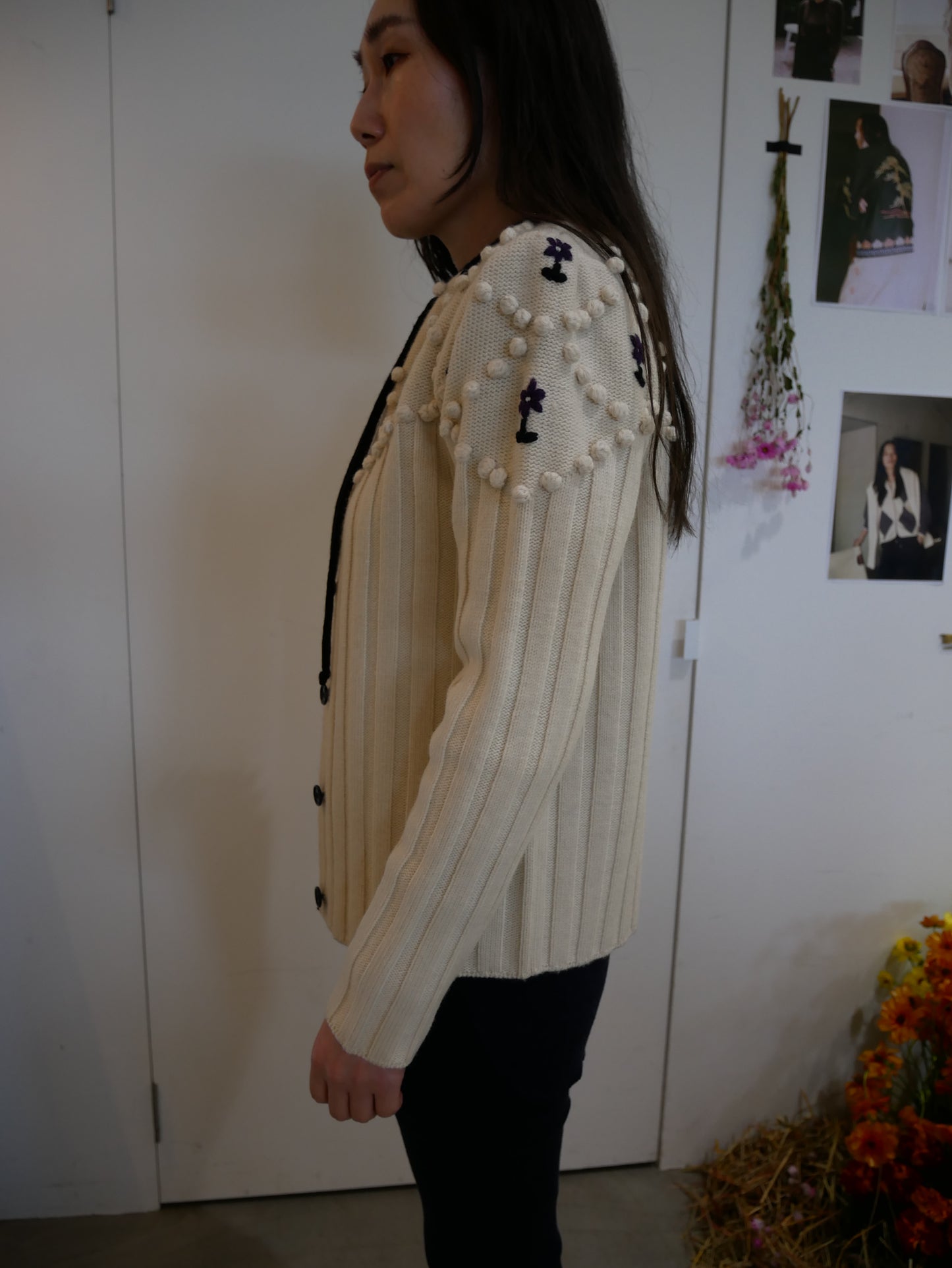 British yarn flower pullover (white/black)
