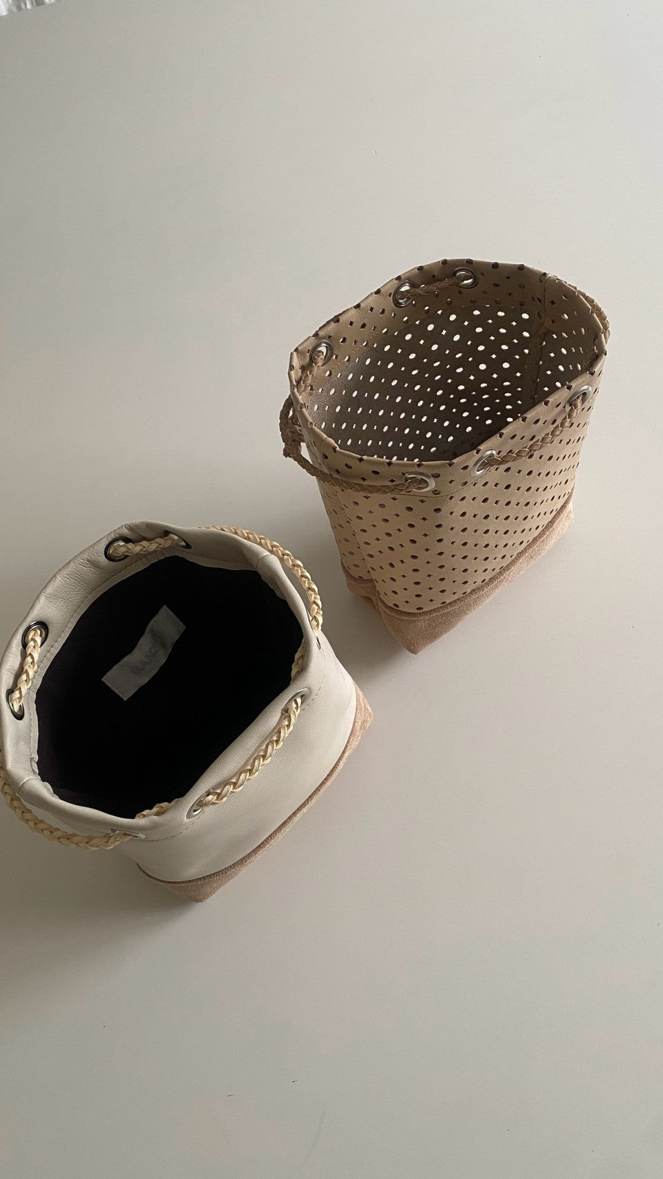 【unlike. exclusive】Leather Drawstring Pouch (Perforated Beige x Beige Suede)