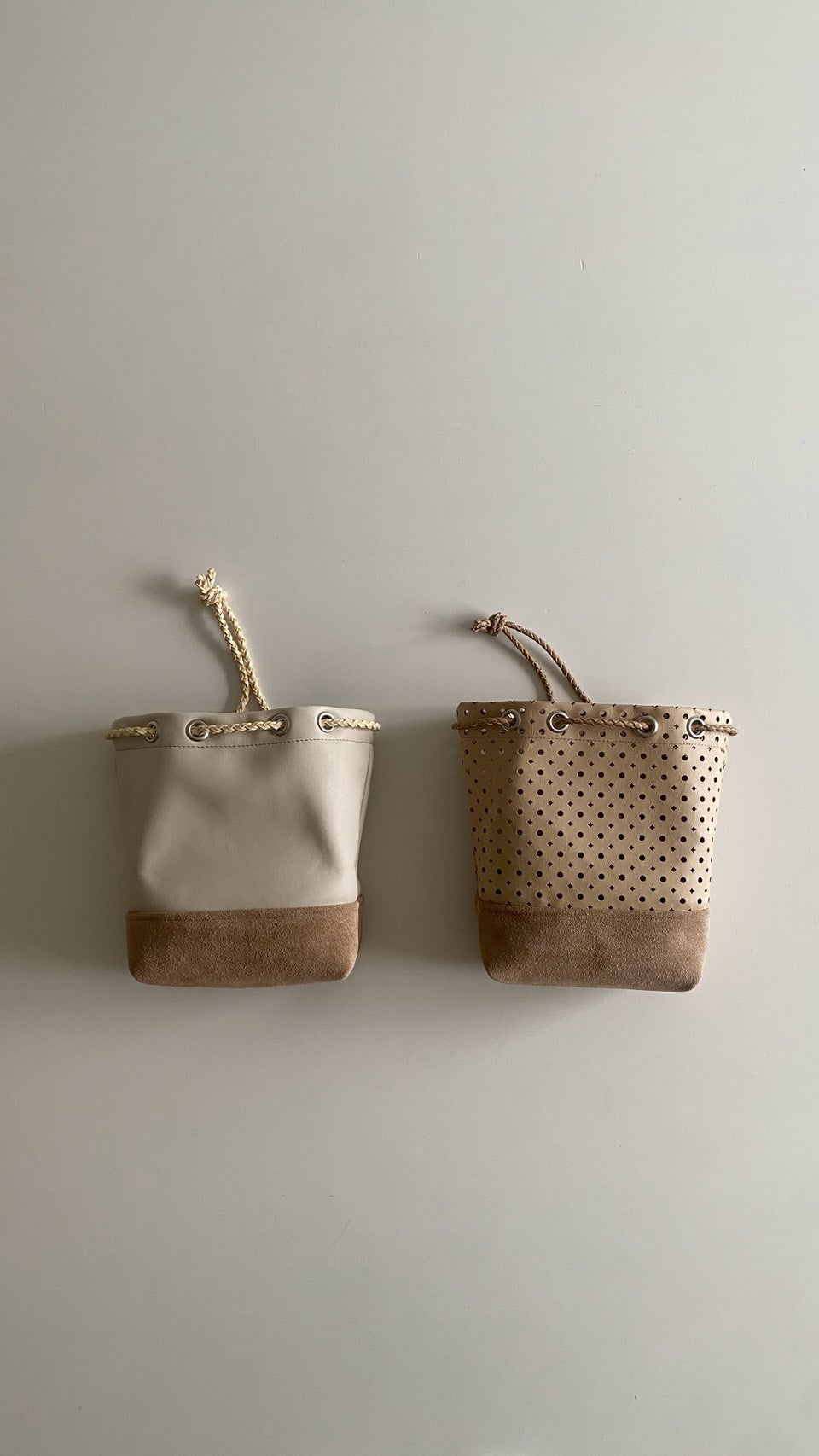 【unlike. exclusive】Leather Drawstring Pouch (Perforated Beige x Beige Suede)