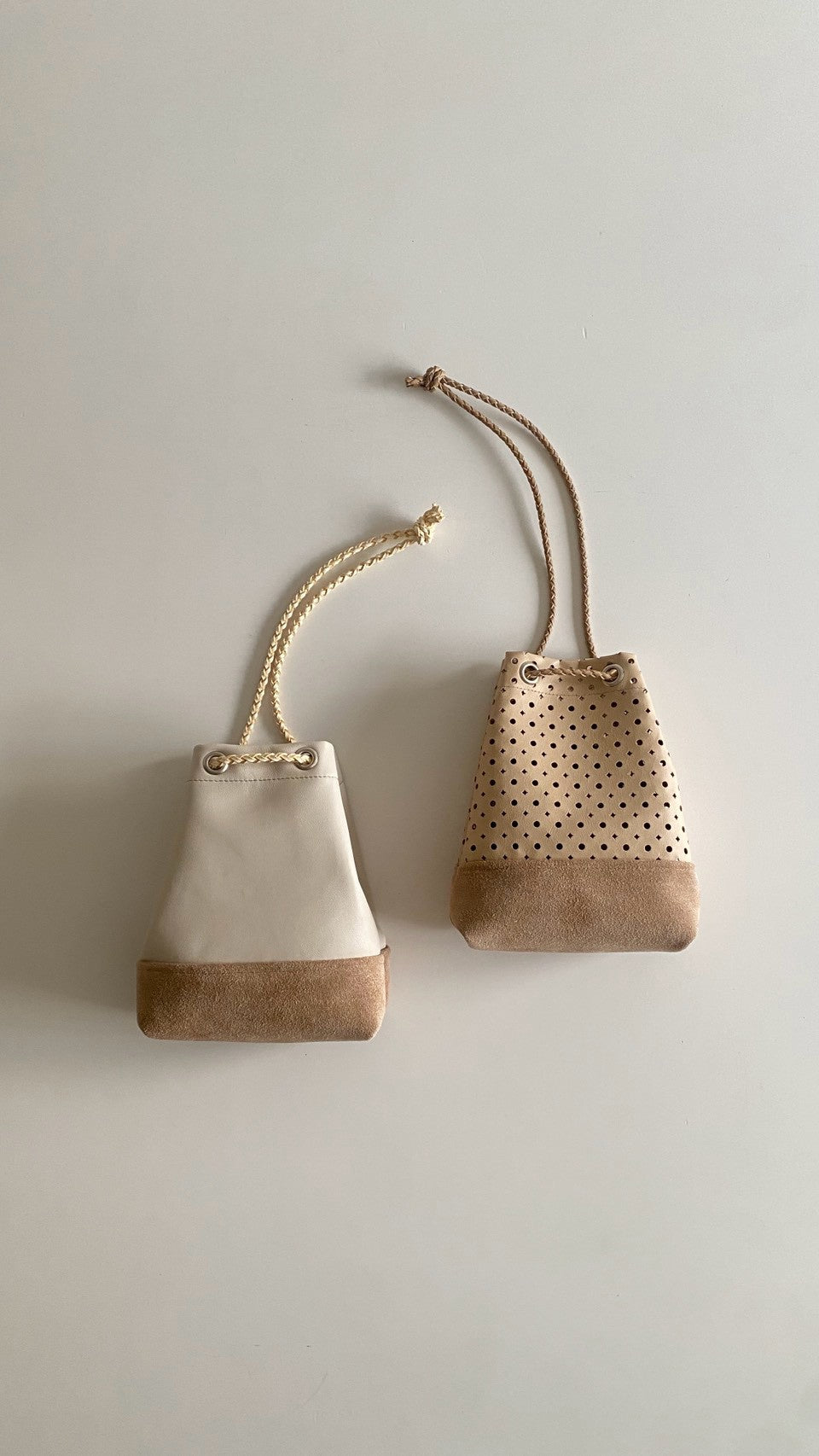 【unlike. exclusive】Leather Drawstring Pouch (Perforated Beige x Beige Suede)