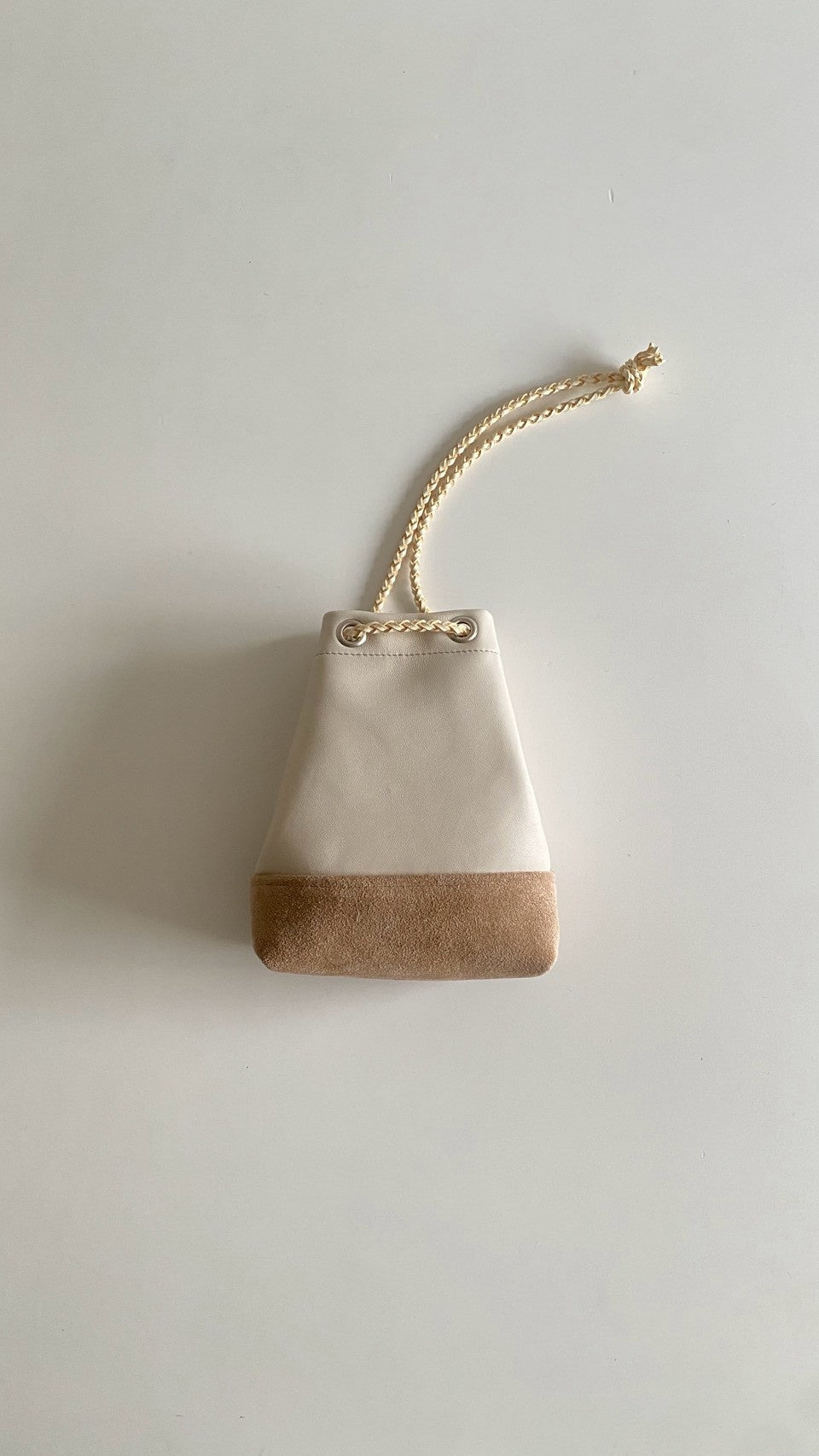 【unlike. exclusive】Leather Drawstring Pouch (Off White Sheep Leather x Beige Suede)
