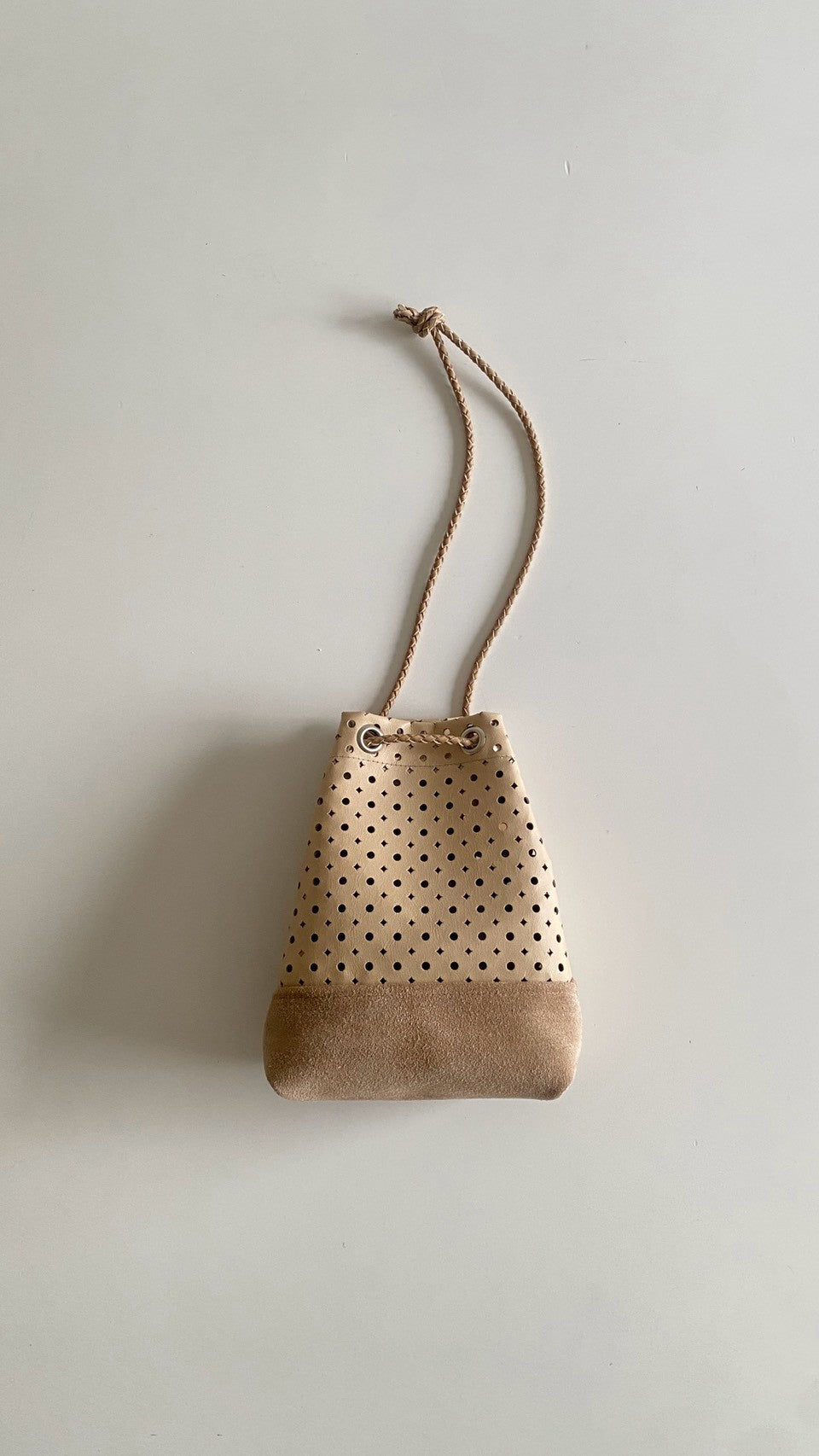 【unlike. exclusive】Leather Drawstring Pouch (Perforated Beige x Beige Suede)