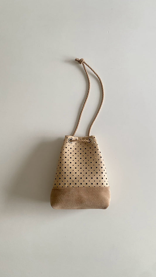 【unlike. exclusive】Leather Drawstring Pouch (Perforated Beige x Beige Suede)