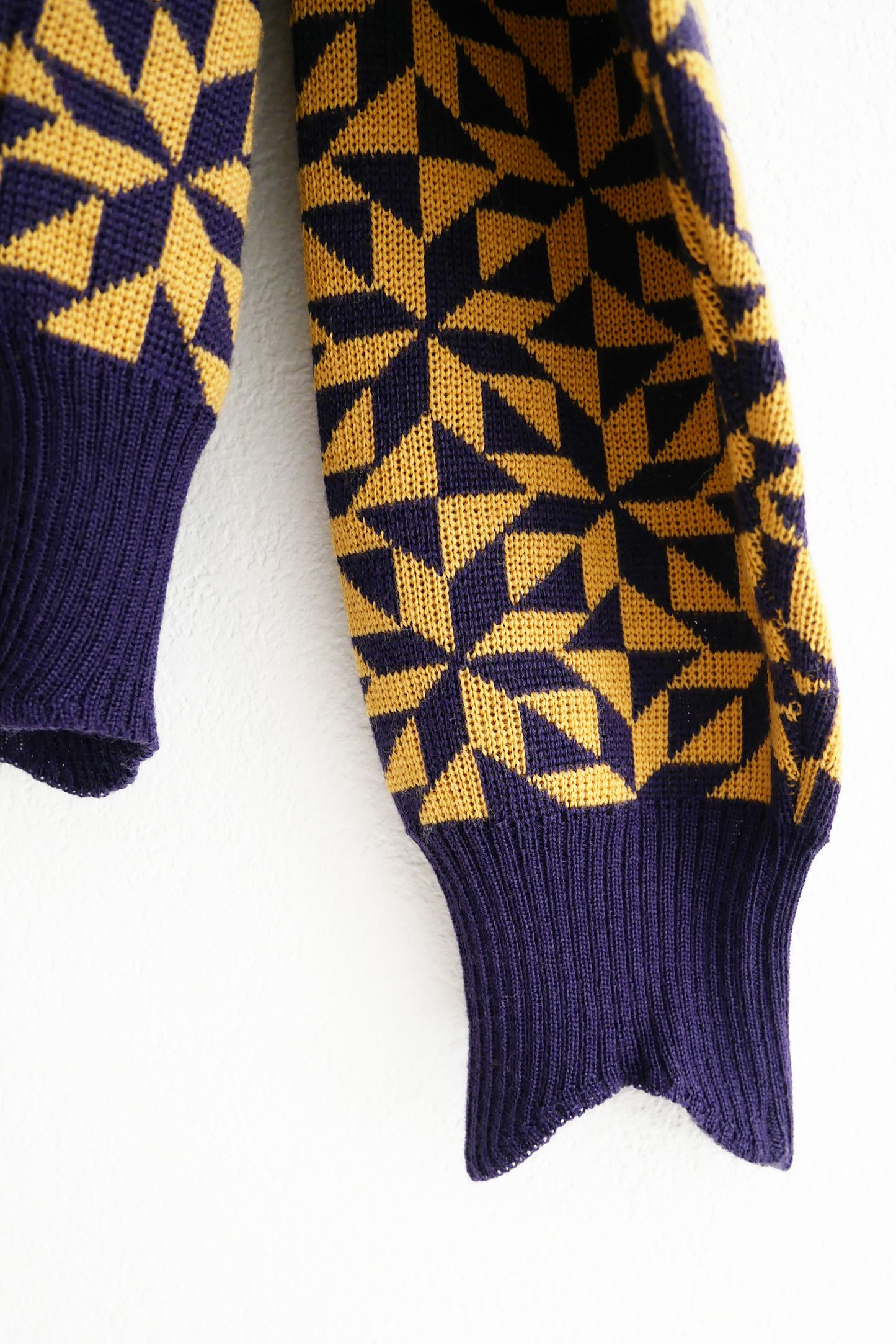 geometric pullover / geometric mustard × purple